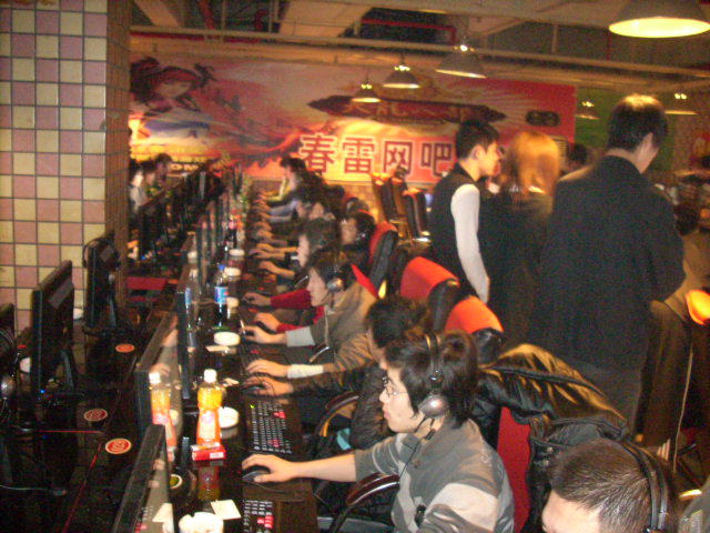 Bilibili Gaming 战胜 Invictus Gaming 在 LPL Split 2 2025